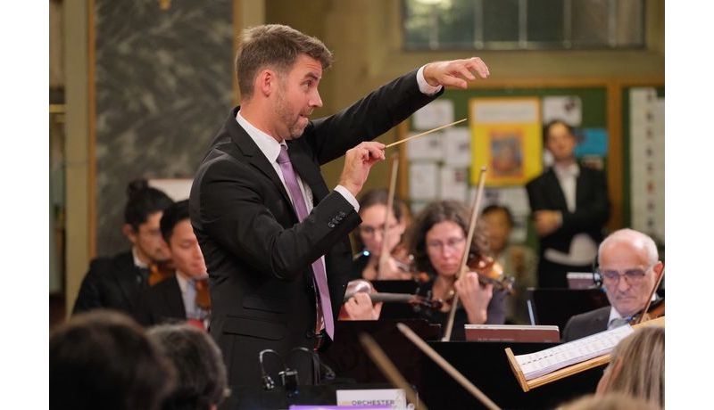 Dirigent Christian Radner schwingt den Taktstock